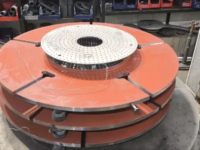 Детали установлены в вакуумную камеру и готовы к процессу